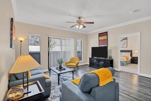 2 عدّة غرف نوم ومكواة/لوح كي وخدمة الإنترنت وملاءات أسرّة