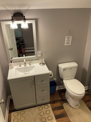 シャワー、タオル、石鹸、トイレットペーパー