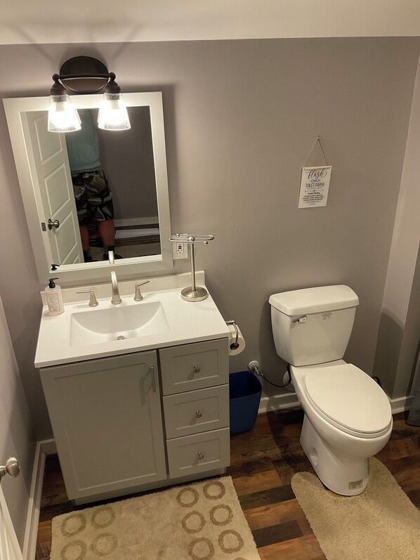 シャワー、タオル、石鹸、トイレットペーパー