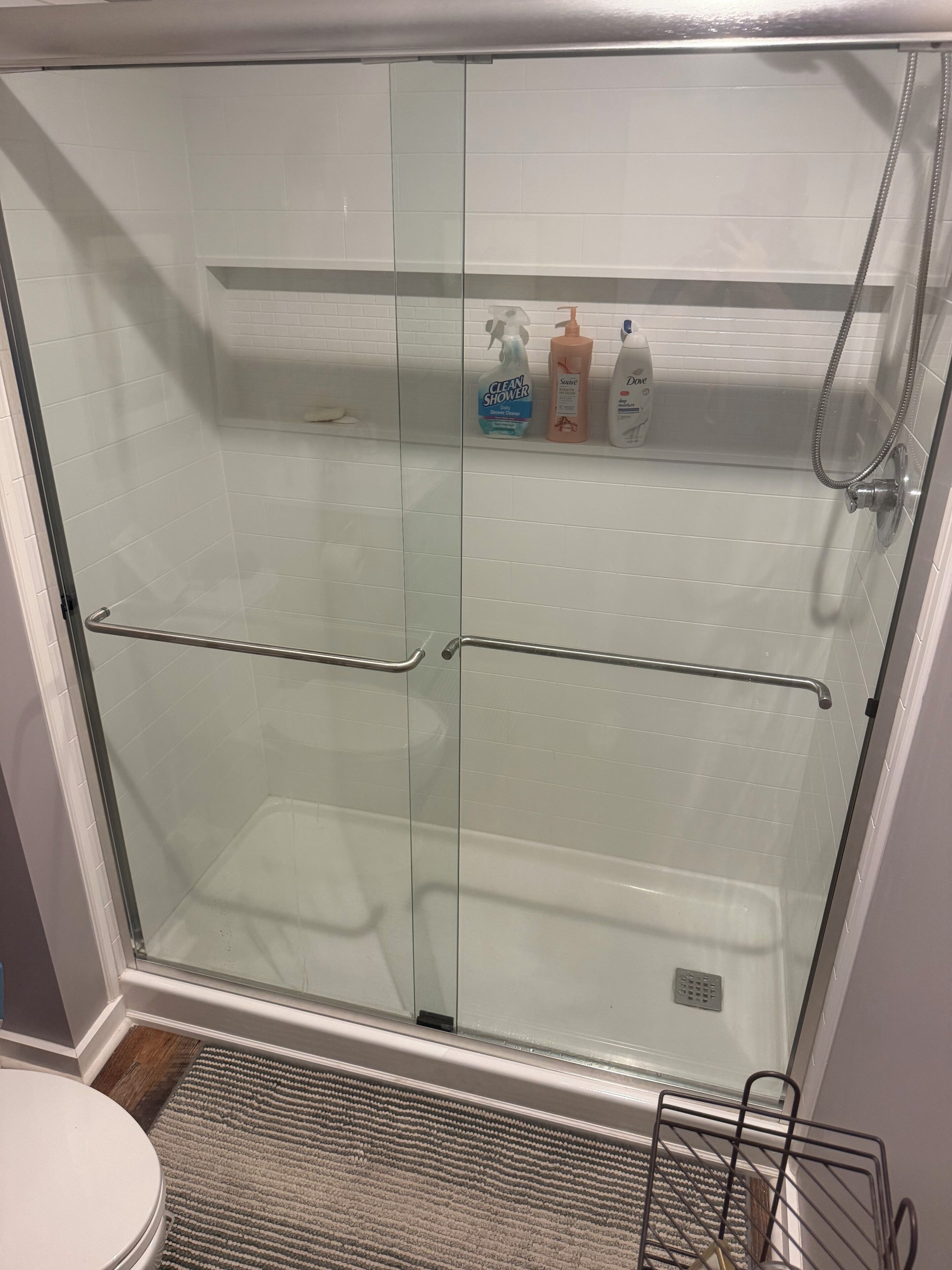 Douche, sèche-cheveux, serviettes fournies, savon