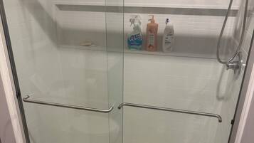 Douche, sèche-cheveux, serviettes fournies, savon