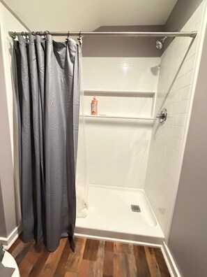 シャワー、タオル、石鹸、トイレットペーパー