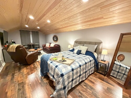 Charming bungalow apartment 1.2 miles from downtown Woodstock, GA