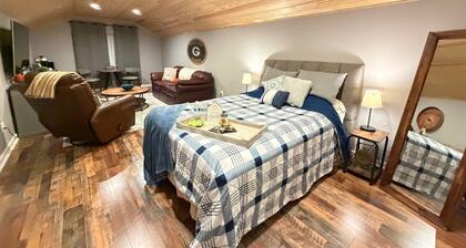 Charming bungalow apartment 1.2 miles from downtown Woodstock, GA