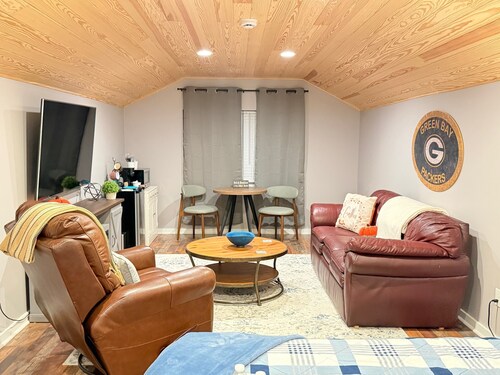 Charming bungalow apartment 1.2 miles from downtown Woodstock, GA