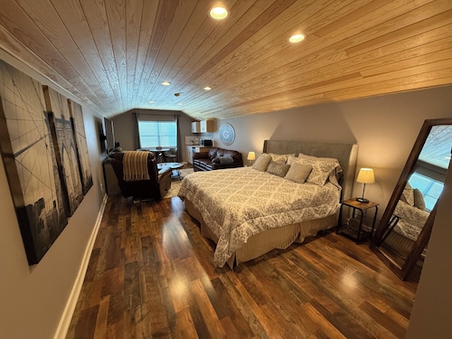 Charming bungalow apartment 1.2 miles from downtown Woodstock, GA