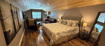 Charming bungalow apartment 1.2 miles from downtown Woodstock, GA