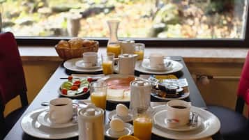 Desayuno buffet (EUR 20 por persona)