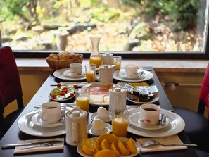 Daily buffet breakfast (EUR 20 per person) - Boutique Hotel am Kranichsee (Goslar)