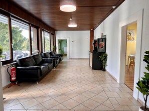 Coin salon dans le hall