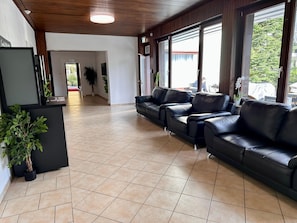 Coin salon dans le hall