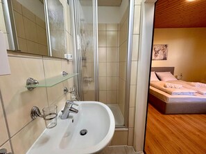Standard Double Room, Balcony, Lake View | Bathroom