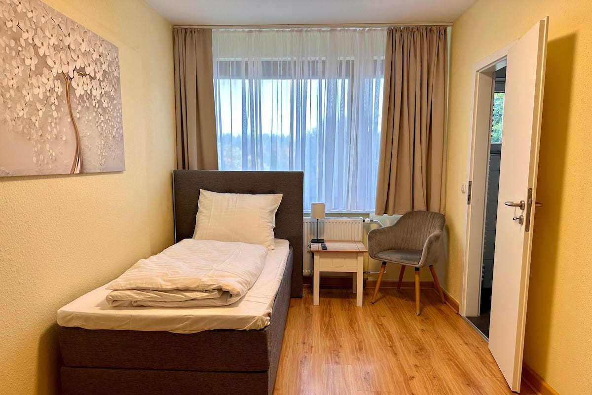 Standard Single Room, Courtyard View | Living area