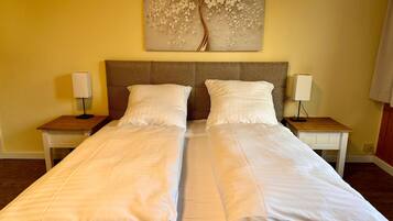 Basic-Doppelzimmer, Blick auf den Innenhof | Kostenloses WLAN, BettwÀsche