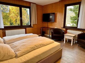 Basic-Doppelzimmer, Blick auf den Innenhof | Kostenloses WLAN, Bettwäsche