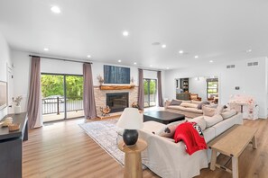 Smart TV - Modern Oasis • Space to Gather & Unwind in Peace•4 Miles to Madison (Fitchburg)