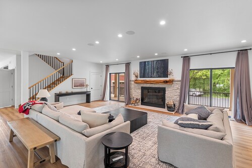 Modern Oasis • Space to Gather & Unwind in Peace•4 Miles to Madison