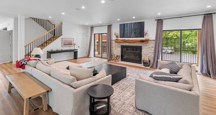 Modern Oasis • Space to Gather & Unwind in Peace•4 Miles to Madison