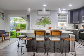 Mikrobølgeovn, ovn, kokeplater og oppvaskmaskin