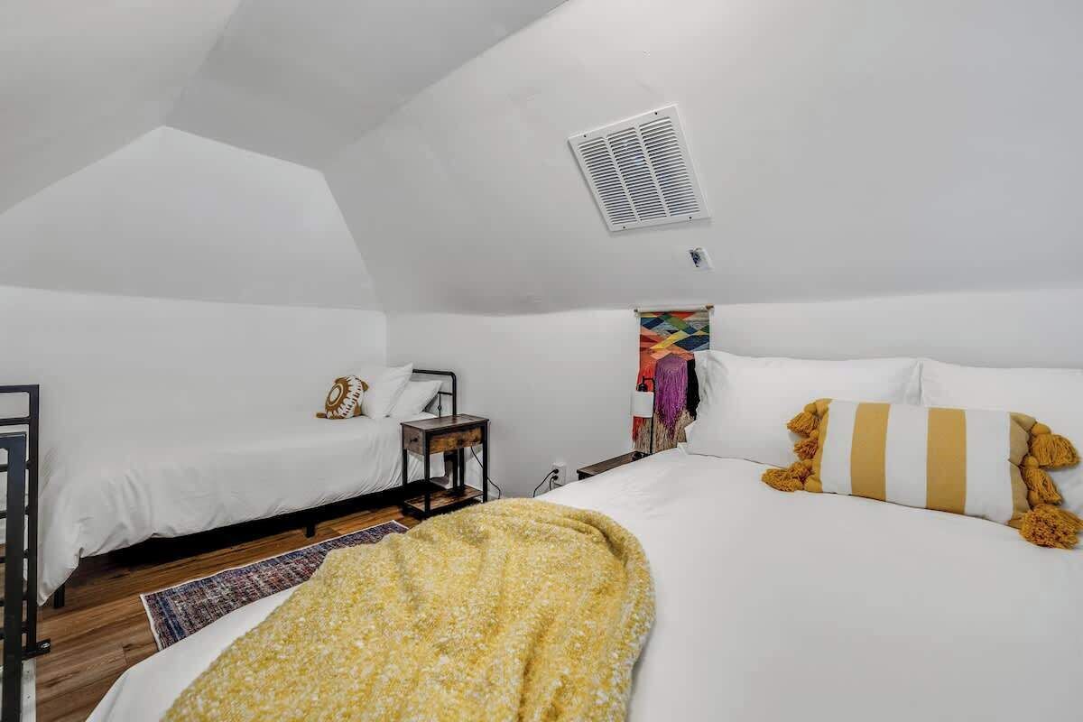 4 bedrooms, iron/ironing board, WiFi, bed sheets