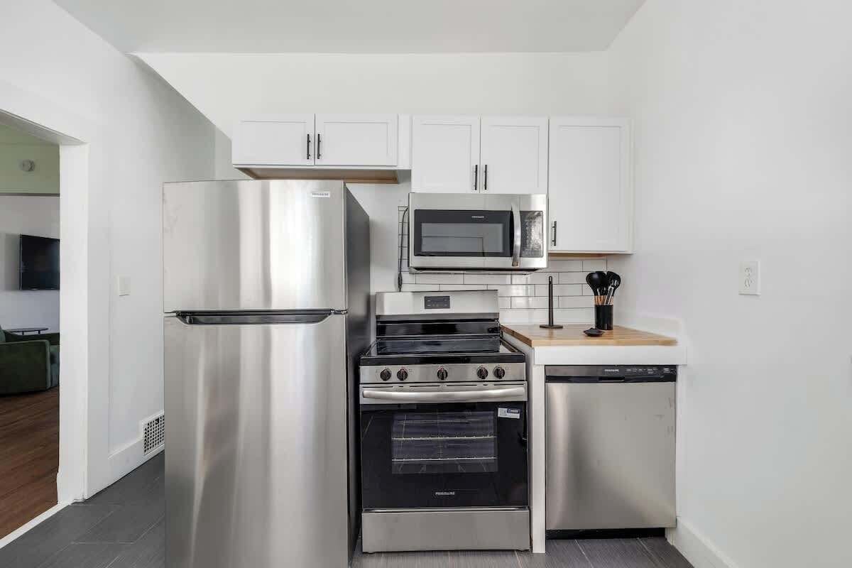 Coffee/tea maker, fridge, microwave, oven