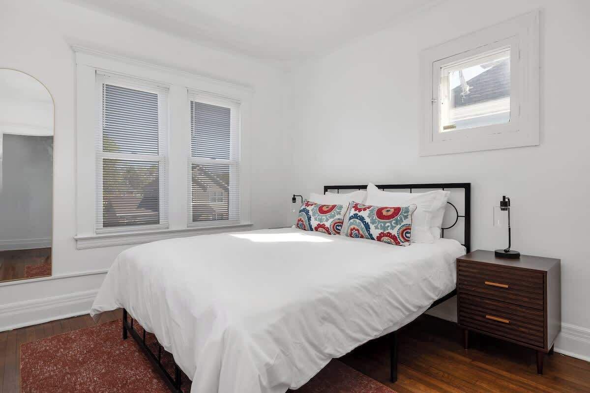 4 bedrooms, iron/ironing board, WiFi, bed sheets