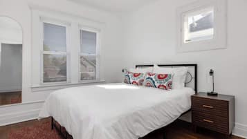 4 bedrooms, iron/ironing board, WiFi, bed sheets