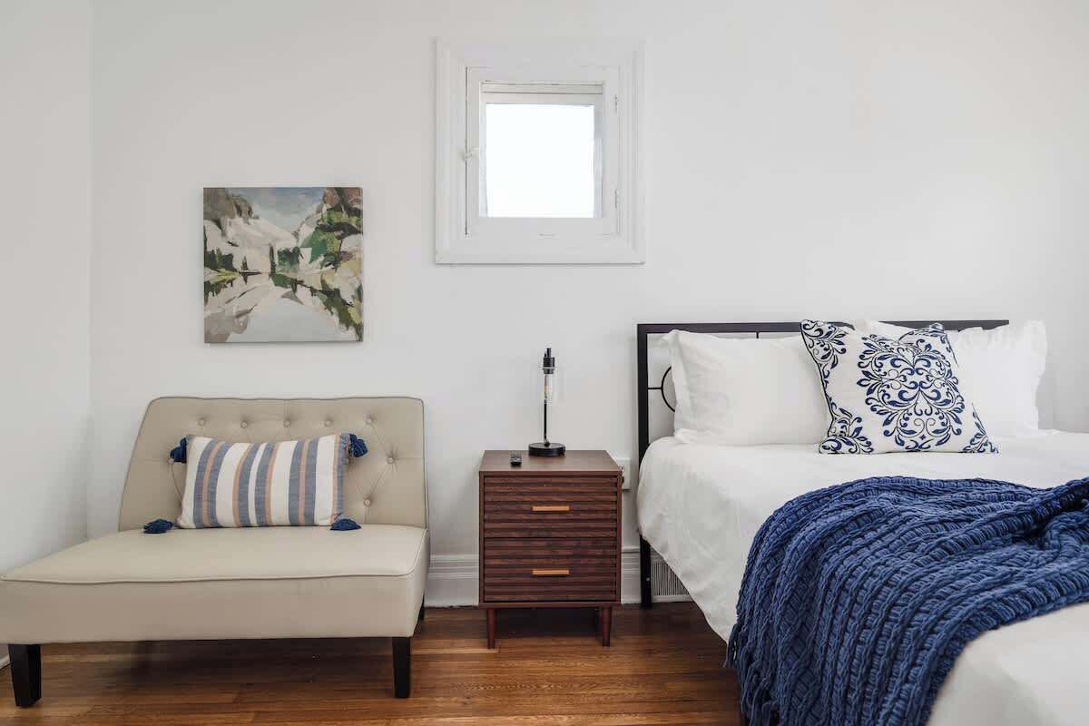 4 bedrooms, iron/ironing board, WiFi, bed sheets