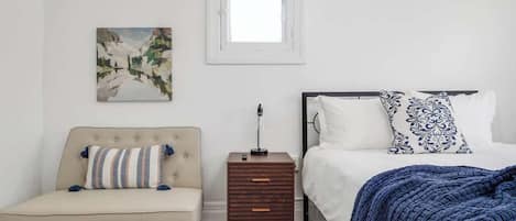 4 bedrooms, iron/ironing board, WiFi, bed sheets