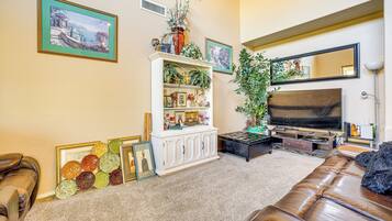 Televisión y chimenea