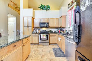 Geladeira, micro-ondas, cooktop, lava-louças