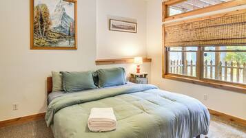 3 bedrooms, desk, iron/ironing board, internet