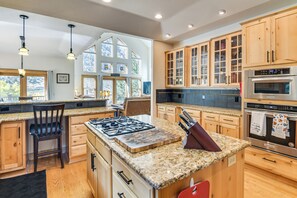 Fridge, microwave, stovetop, dishwasher