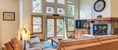 TV, peis, bøker og stereoanlegg