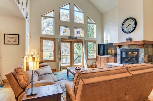 Mtn-View Cabin w/ Private Hot Tub in Georgetown!