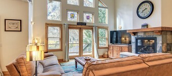 Mtn-View Cabin w/ Private Hot Tub in Georgetown!