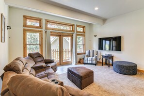 TV, fireplace, books, stereo