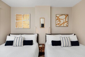 Skrivebord, strykejern/-brett og wi-fi