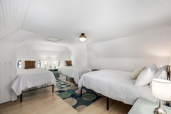 6 bedrooms, iron/ironing board, WiFi, bed sheets