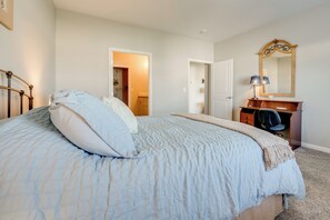 Työpöytä, internet, vuodevaatteet