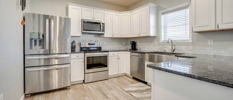 Frigorífico, microondas, placa de cocina y lavavajillas