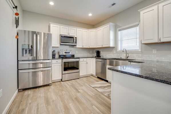 Frigorífico, microondas, placa de cocina y lavavajillas