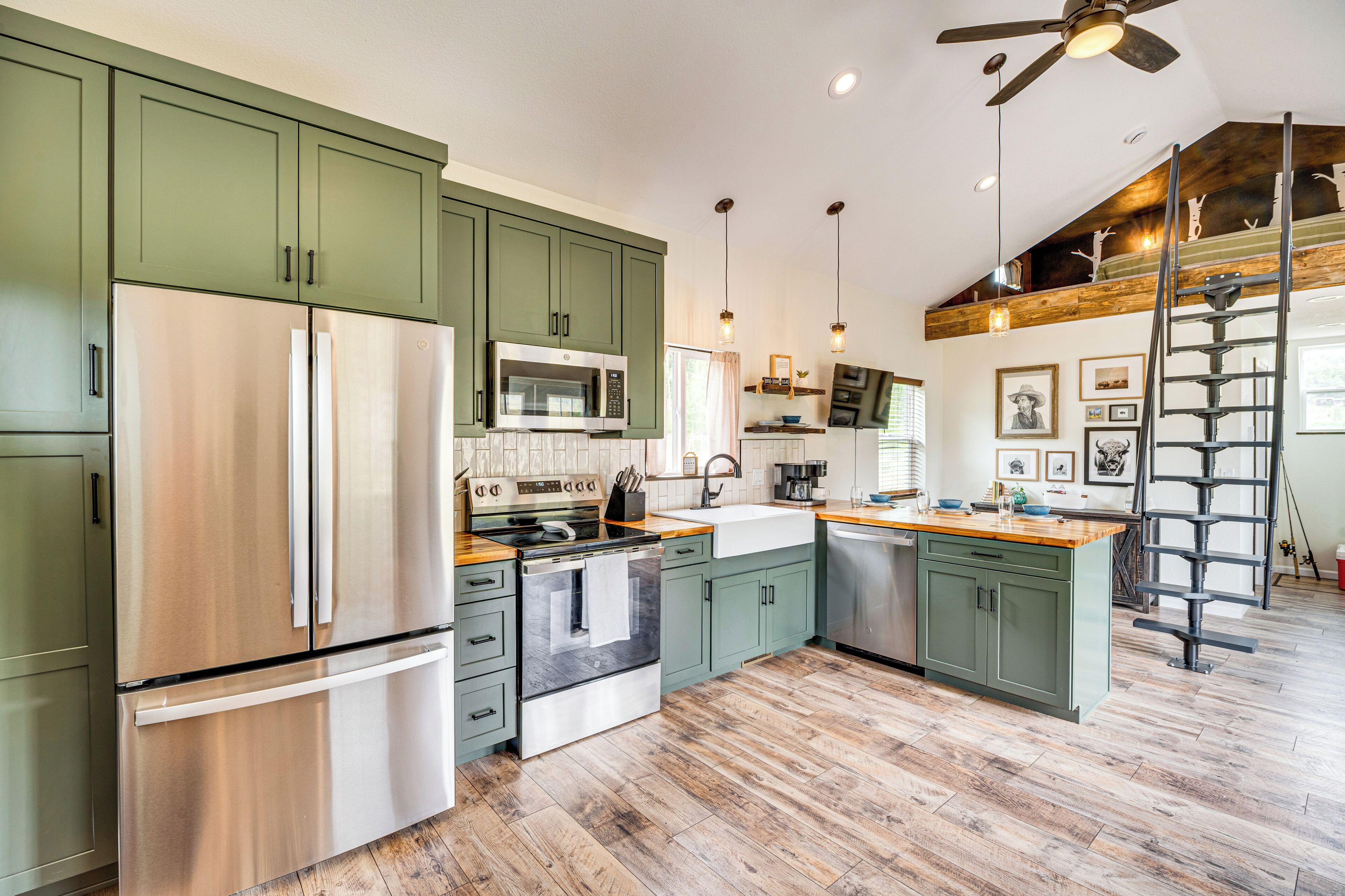 Fridge, microwave, stovetop, dishwasher