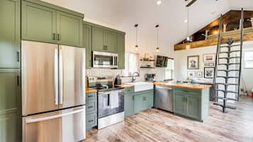 ثلاجة، ميكروويف، موقد طهي مسطح، غسالة أطباق