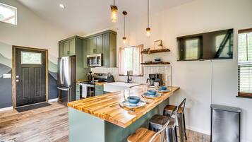 ثلاجة، ميكروويف، موقد طهي مسطح، غسالة أطباق