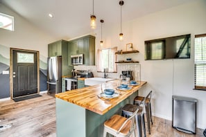 Fridge, microwave, stovetop, dishwasher