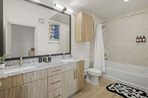 Hair dryer - Cozy Modern 2BR Near Dining & Shops Downtown (Dallas)