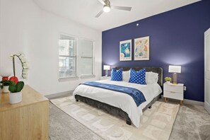 2 bedrooms, desk, iron/ironing board, travel cot - Cozy Modern 2BR Near Dining & Shops Downtown (Dallas)
