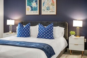 2 slaapkamers, een bureau, een strijkplank/strijkijzer, reisbedje