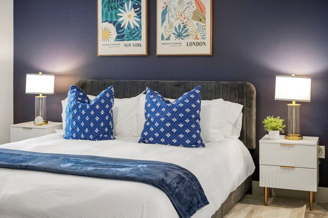 2 quartos, escrivaninha, ferros/tábuas de passar roupa, berço de viagem